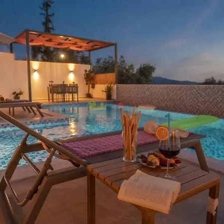 Sefam-kalkan'da 2+1 Jakuzili Balayi Villasi *
